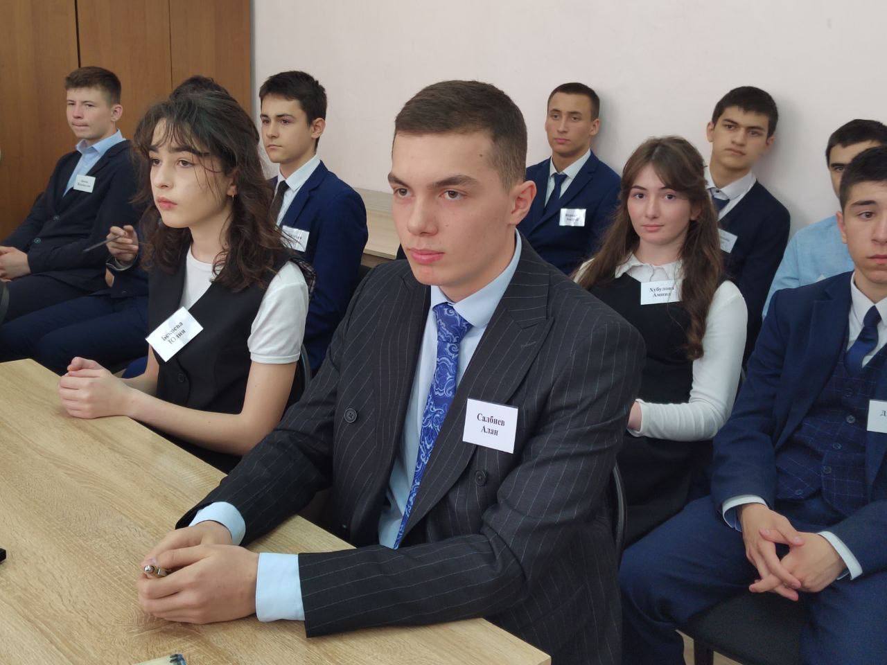  Во Владикавказе прошел муниципальный отборочный тур на всероссийскую телевизионную гуманитарную олимпиаду «Умники и Умницы». В отборочном конкурсе приняли участие 43 школьника — это ученики десятых классов городских школ. Конкурс проводится ежегодно структурным подразделением Центра дополнительного образования Владикавказа «Интеллект». Отбор проходит в форме устного собеседования по гуманитарным предметам: история, обществознание, русский язык, литература. Как отметила заместитель директора ЦДО Владикавказа Елена Астафьева, участники выполняют сложные задания, однако не выходящие за рамки школьной программы. «Надеюсь, победители смогут пройти все этапы игры и смогут стать победителями и призерами интеллектуальной олимпиады. Перед ребятами открываются большие возможности для профессионального и личностного роста», — отметила Елена Астафьева. В финале конкурса определились победители: Эдуард Габеев из школы № 30, братья Алан и Артур Салбиевы из школы № 7, ребята также дополнительно обучаются в Центре «Интеллект». Напомним, по итогам участия во Всероссийской телевизионной гуманитарной олимпиаде школьников «Умницы и Умники» победители получают право на зачисление в престижный столичный вуз.