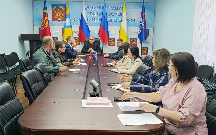 Совместно со своими заместителями, представителями структурных подразделений Администрации, муниципальных унитарных предприятий и руководителями учреждений и предприятий города провел еженедельный прием. Были рассмотрены обращения, касающиеся коммунальной, социальной сфер и другие вопросы. Выслушали каждого, приняли заявления обратившихся. По отдельным вопросам даны поручения руководителям соответствующих предприятий, некоторые взял на контроль.