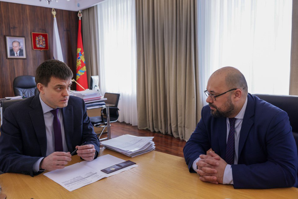 Министр строительства задержан в Красноярском крае Министр строительства и ЖКХ Красноярского края Михаил Заскалько задержан 29 декабря сообщают Kras Mash без ссылки на источник и Ngs24 со ссылкой на источник знакомый с ситуацией Губернатор Михаил Котюков Единая Россия назначил Заскалько лишь в марте 2024 года Заскалько родился 30 апреля 1976 года окончил Государственный университет по землеустройству и Сибирский федеральный университет Работал юристом в организации инвалидов Факел затем возглавлял юридические отделы нескольких компаний В 2016 году устроился в госучреждения края Управление капитального строительства где дослужился до начальника С этой должности он и ушёл в кресло министра В феврале 2025 года в отношении неустановленных должностных лиц министерства строительства и Управления капитального строительства УКС было возбуждено дело по ч 1 ст 293 УК халатность В середине декабря стало известно о задержании начальника УКС Сергея Ветрова Дело было связано с махинациями при строительстве жилья для сирот в Нижнеингашском районе края фото dela ru Александр Черных Подписаться Прислать новость Помочь бустами