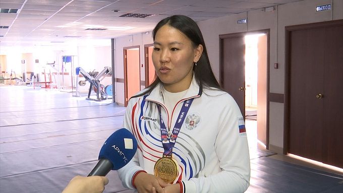 Спортсменку из Бурятии Дариму Сандакову остранили на полгода из за допинга В пробе чемпионки по боксу обнаружили запрещенный триметазидин сообщили РИА Новости По данным издания Сандаковой грозила четырехлетняя дисквалификация Однако юристам удалось доказать что положительная допинг проба обусловлена загрязнением и нарушение было непреднамеренным Срок санкции сократили до 6 месяцев Дариме Сандаковой 29 лет Она становилась чемпионкой Европы в 2019 и 2024 году Также она является четырехкратной чемпионкой России Канал Ариг Ус в MAX