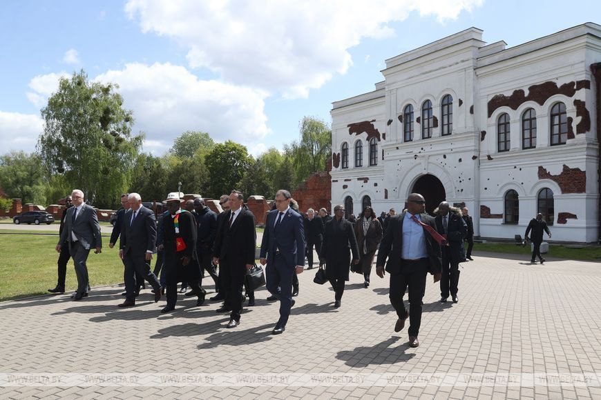 БЕЛТА: Президент Зимбабве Эммерсон Мнангагва высоко оценил используемые в Беларуси технологии переработки молока Эммерсон Мнангагва в Бресте побывал на предприятии "Савушкин продукт". "Я был очень впечатлен технологиями, которые используются белорусской стороной. Завод посещал мой министр сельского хозяйства. Уверен, что сможем перенять определенные технологии, чтобы применить их в Зимбабве", – сказал Президент Зимбабве. #1регион Больше новостей с