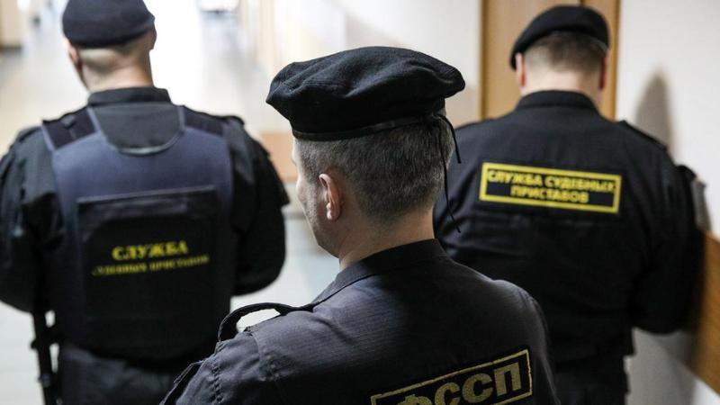 Госдума увеличила исполнительский сбор за взыскание долгов россиян Госдума приняла в третьем окончательном чтении закон которым исполнительский сбор комиссия за взыскание долгов судебных приставов увеличивается с 7 до 12 В правительстве РФ сочли увеличение сбора эффективным инструментом воздействия на должников а заодно и средством пополнения бюджета на дополнительные 50 млрд руб в год Почти четверть голосовавших депутатов выступили против поправок Парламентарии отметили что достаточно весомых аргументов для принятия закона власти так и не представили пишет kommersant ru   telegra ph Gosduma uvelichila ispolnitelskij sbor za vzyskanie dolgov rossiyan 12 18