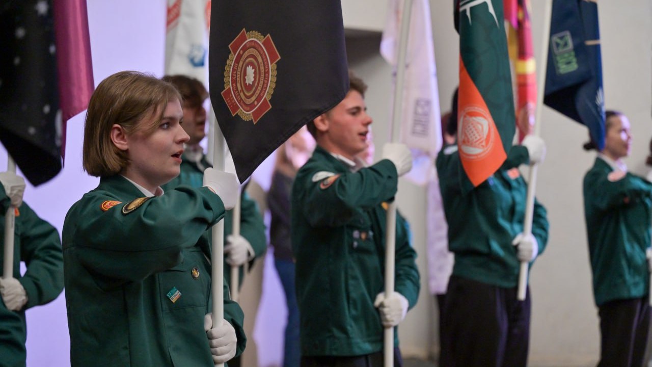 Губернатор Александр Гусев и председатель облдумы Юрий Матузов поздравили воронежскую молодежь с Днем российских студенческих отрядов Первые лица региона подчеркнули что участие в студотрядах шанс прожить яркую молодость закалить характер проявить себя найти друзей и любовь Первые студенческие отряды в Воронежской области сформированы более 60 лет назад для освоения целины Казахстана В 2004 году движение получило новый импульс Сегодня наша активная молодежь с удовольствием принимает участие в масштабных стройках сборе урожаев в обеспечении пассажирских железнодорожных перевозок работы лечебных воспитательных учреждений Радует что современные студотрядовцы такие же неравнодушные по хорошему амбициозные трудолюбивые люди говорится в поздравлении Александра Гусева и Юрия Матузова Губернатор и председатель облдумы выразили благодарность всем кто с гордостью носит символику РСО приумножает традиции этого движения и количество добрых дел и пожелали студентам вдохновения ударных трудовых семестров и жизненного успеха Мы в Мах