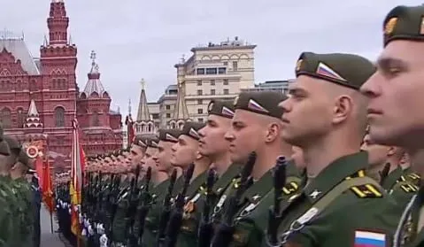 В Москве начинается главный военный парад Победы Он традиционно открывается на Красной площади выносом Знамени Победы