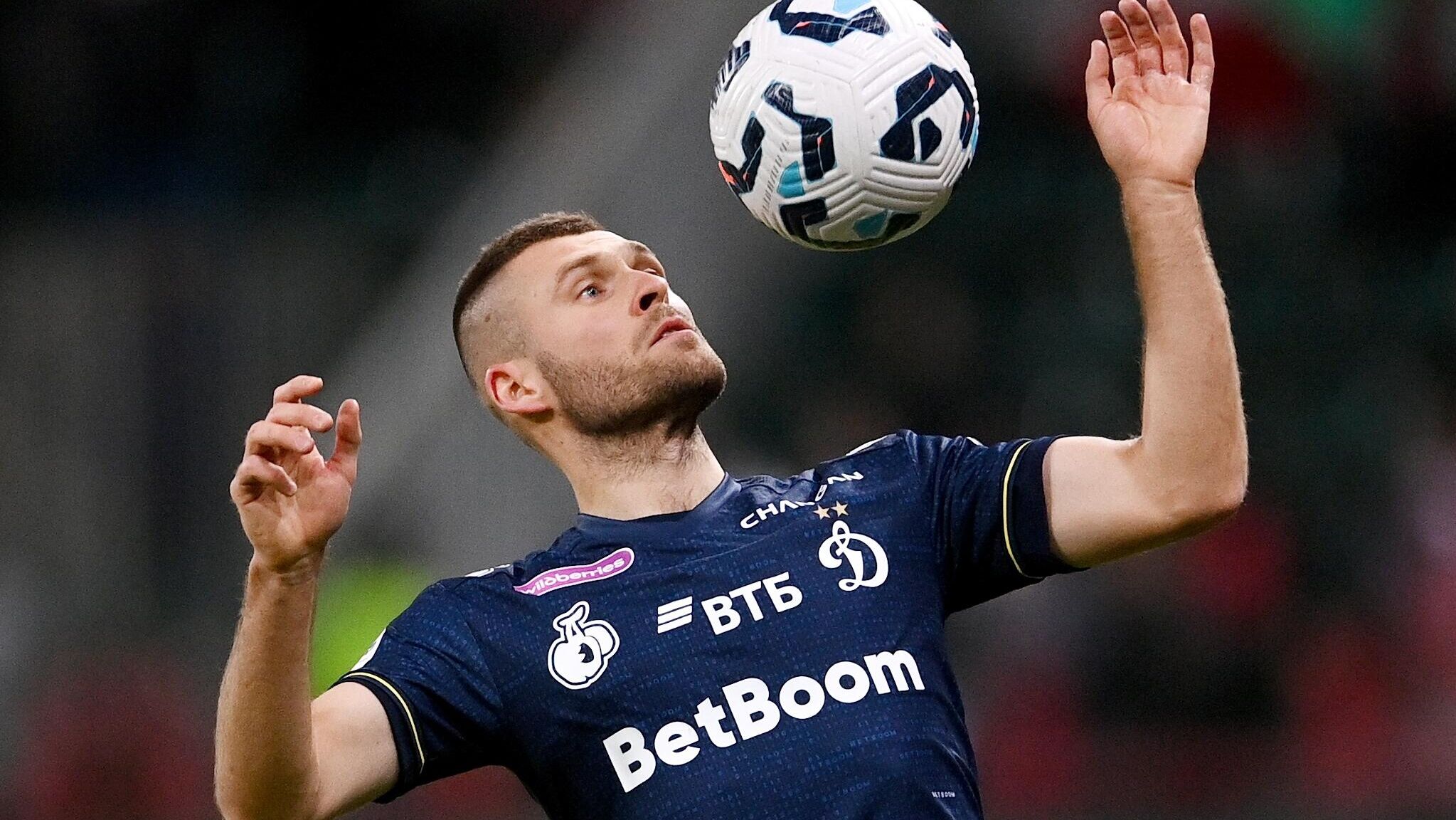 Скандально известный украинский сайт Миротворец внес в свою базу российских футболистов в том числе Николая Рассказова Владимира Хубулова Дмитрия Скопинцева и Максима Витюгова выяснило РИА Новости изучив данные сайта Кроме того на сайт были внесены данные футболистов Романа Евгеньева и Сергея Бабкина а также заместителя генерального секретаря Российского футбольного союза Дениса Рогачева и генерального директора Крыльев Советов Тархана Джабраилова На ресурсе указано что российские спортсмены были внесены в скандальную базу за якобы покушение на суверенитет и территориальную целостность Украины