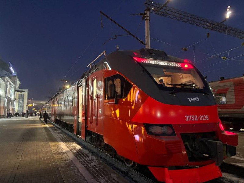 Вечерний Хабаровск from Недальний Восток Электрички в Хабаровском крае полностью обновлены    Губернатор Хабаровского края Дмитрий Демешин выстраивает эффективную коммуникацию с крупнейшими предприятиями региона. Завершение полной модернизации подвижного состава пригородных электропоездов — во многом его заслуга.    На всех маршрутах теперь курсируют только новенькие вагоны и локомотивы. Причём все — исключительно отечественной сборки. Один электропоезд накануне отправился в направлении «Хабаровск – Хор», а второй выйдет в рейс после подготовки в ближайшее время. Всего же за последнее время удалось обновить 6 электропоездов, теперь перевозки в пригородном сообщении выполняются только современным комфортным подвижным составом.    Жители края таким переменам рады — об этом говорит существенный рост пассажиропотока. Ведь экономия... подробнее на канале: Вечерний Хабаровск @