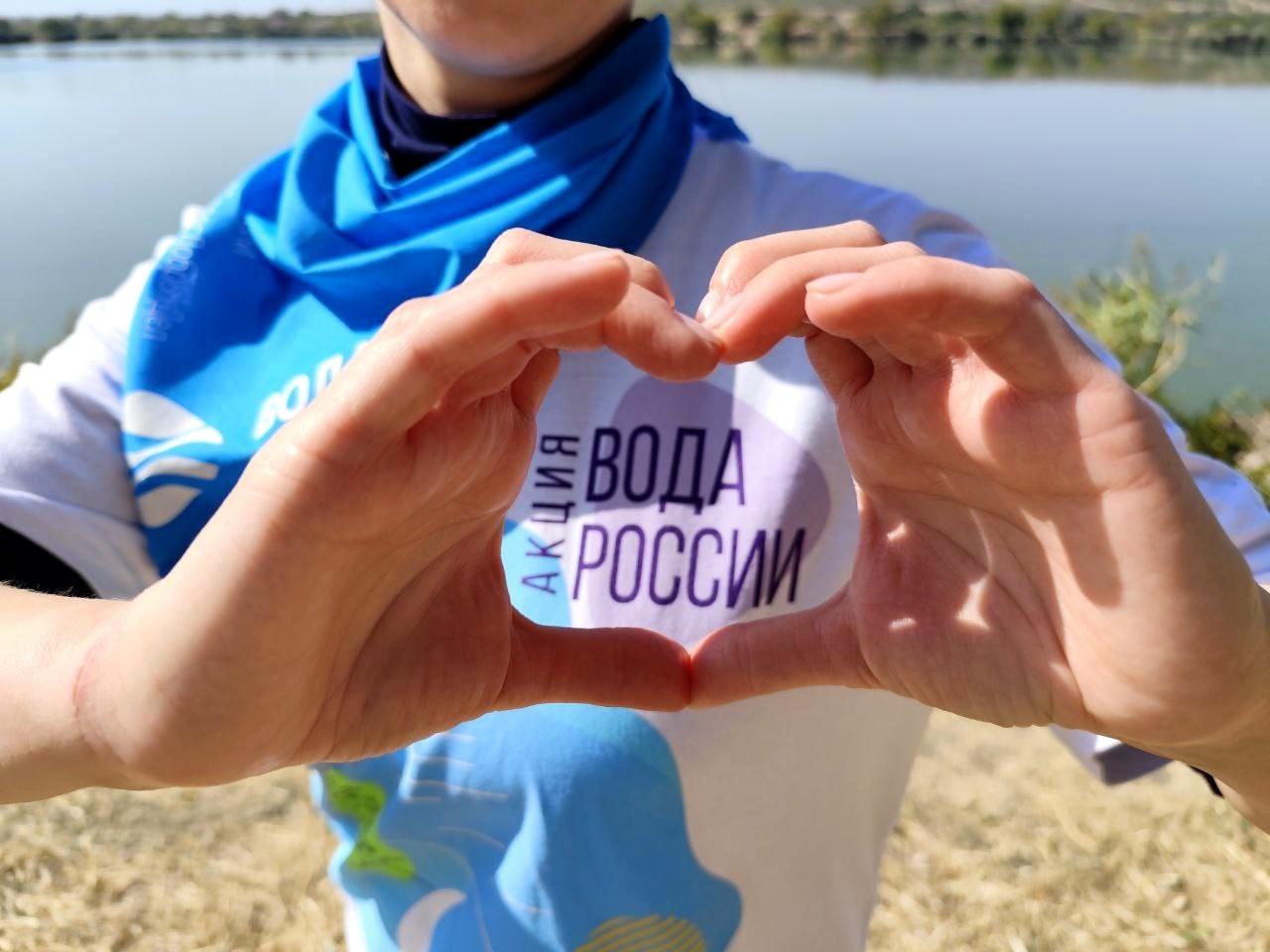 «Вода России» дала рекомендации волонтёрам по организации уборке берегов водоёмов от мусора Акция «Вода России» – одна из крупнейших в стране волонтерских экологических инициатив, которая проходит во всех регионах страны, в том числе в ЛНР, ДНР, Херсонской и Запорожской областей. Организаторы отметили несколько важных рекомендаций по уборке берегов водоёмов от мусора: 1. Не опаздывать на субботник. Организаторы в начале распределяют участки, выдают инвентарь и подсказывают, как сделать мероприятие более эффективным. Любые задержки могут этому помешать и нарушить процесс. 2. Не игнорировать инструкции. Уборка должна быть безопасной для всех участников, поэтому нужно следовать правилам техники безопасности и рекомендациям организаторов. 3. Тщательно выбирать одежду. Не стоит приходить в легкой обуви, открытой одежде и без головного убора. 4. Не собирать опасные предметы голыми руками. Перчатки на руках должны быть всегда! И в момент, когда в мусорный пакет отправляется очередная бумажка, и тогда, когда нужно собрать осколки стекла или металл. 5. Не игнорировать часть мусора. Собирать нужно все отходы, которые встречаются кроме тех, что кажутся вам опасными . Поскольку после дождя оставленный мусор может оказаться на дне водоема, откуда его достать почти невозможно. С 2025 года акция «Вода России» реализуется в рамках федерального проекта «Вода России» национального проекта «Экологическое благополучие». За 11 лет мероприятия объединили 11,5 миллиона участников.