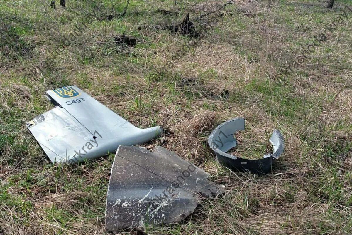 Обломки беспилотников 14 июня обнаружили в двух муниципалитетах Краснодарского края В Щербиновском районе фрагменты БПЛА упали в районе храма в ст. Старощербиновской. Пострадавших нет. В соседнем от храма домовладении незначительные повреждения получил автомобиль, выбило стекла в подвальном помещении. На месте работают сотрудники специальных и экстренных служб, правоохранительных органов. В Ейском районе в пос. Морском обнаружили обломки БПЛА самолетного типа. Разрушений и пострадавших нет. Выставлено оцепление. На месте также работают специальные и экстренные службы. Ваши видео высылайте нам в бот Подпишись поделись Прислать видео новость