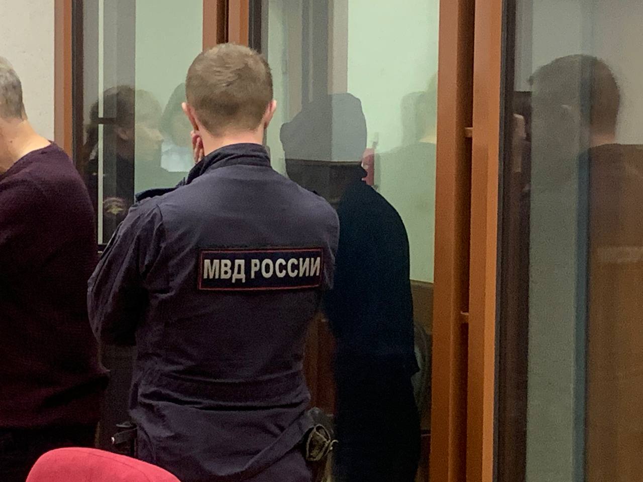 Свердловский областной суд назначил Константину Маркову 13 лет исправительной колонии строгого режима за государственную измену По версии следствия осужденный за деньги от спецслужб Украины передавал персональные данные жителей РФ которые позже могли быть использованы в интересах спецслужб иностранных государств Ранее Марков уже был осужден на 7 лет и 6 месяцев за похищение человека и вымогательство По версии следствия банда молодых людей в которую он входил под видом полицейских угрожали своим жертвам возбуждением уголовных дел и вымогали деньги В банду входил действующий сотрудник Росгвардии В группировку входили Ренат Ниязов его следователи считают организатором Глеб Белых Константин Марков Глеб Васильев сотрудник управления вневедомственной охраны Росгвардии и Семен Шолев Фото Артем Путилов Комменсантъ Подписывайтесь на Ъ Урал