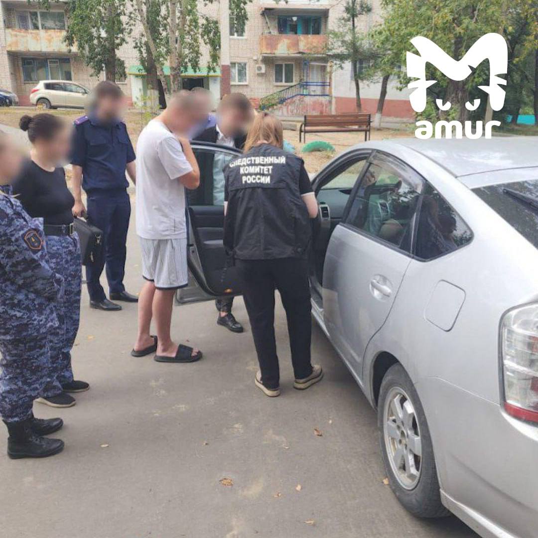 Студенты из Благовещенска похитили инвалида ради 25 тысяч рублей Четверо парней специально приехали в село Томичи к 27 летнему знакомому Выманили его с работы насильно посадили в машину и стали требовать деньги угрожая пистолетом и расправой Когда тот попытался убежать вывезли в поле избили и запугали После мужчина отдал им 25к Похитителей задержали им от 19 до 21 года Возбуждены уголовные дела по нескольким статьям Подписывайся на Amur Mash