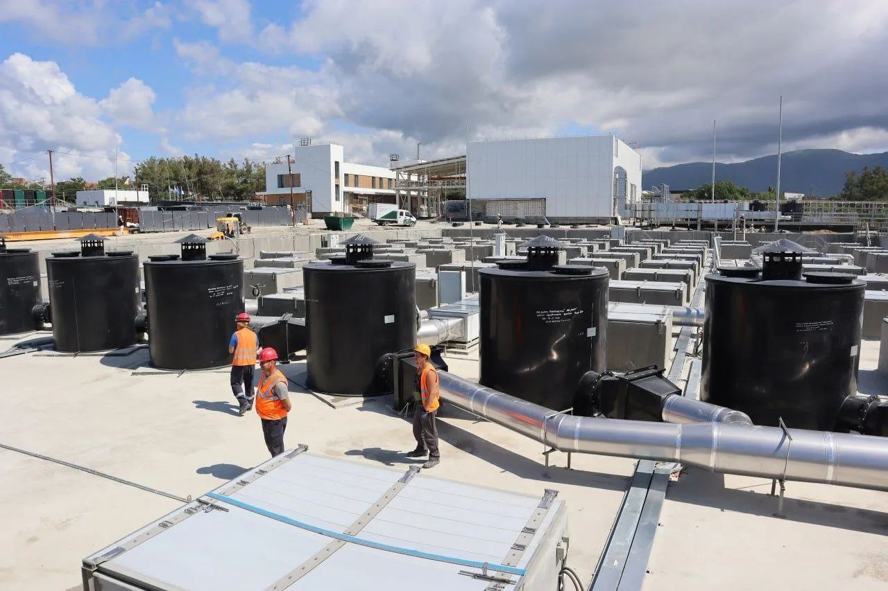 Правительство выделит более миллиарда рублей на очистные сооружения в Геленджике Средства направят на строительство нового комплекса в рамках перераспределения федерального бюджета на проекты ЖКХ Это решение позволит увеличить мощность инженерных систем курорта для обслуживания жилого сектора и предприятий Одновременно около 5 миллиардов рублей направят на модернизацию коммунальной инфраструктуры в 21 регионе включая Белгородскую Курскую Ростовскую области и другие Работы запланированы на ближайшие два года в рамках федеральной программы Это не первое финансирование геленджикских очистных сооружений в декабре 2024 года на их строительство уже выделяли свыше 1 5 миллиарда рублей Новый комплекс возводят на Тонком мысе в рамках проекта Чистая бухта параллельно модернизируя существующие системы на Толстом мысе Югополис Прислать фото или видео