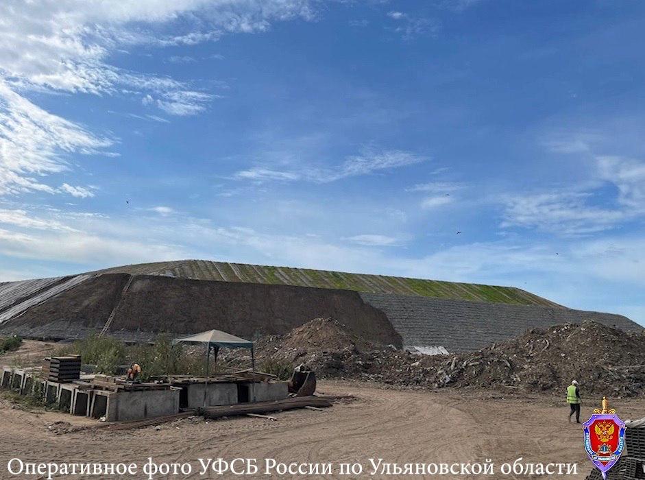 Расследование уголовного дела о хищении более 62 млн рублей при рекультивации полигона ТКО завершено.  По версии следствия, двое обвиняемых в 2023 году выкупили коммерческую организацию, которая занималась выполнением работ по рекультивации полигона ТКО в Красном Яре. Один из них занял пост руководителя организации и с мая по июнь 2023 года заключил несколько фиктивных договоров на оказание транспортных услуг и на поставку стройматериалов с фирмой, подконтрольной второму обвиняемому. Ущерб бюджету Ульяновской области — более 62 млн рублей.  По ходатайству следователя СК России наложен арест на денежные средства и три автомобиля обвиняемых. Также им грозит лишение свободы на срок до 10 лет.  Уголовное дело направят в суд.    Репортер 73   Поддержать бустом