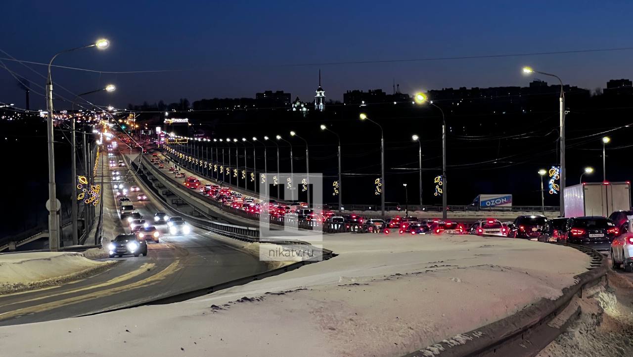 ДТП на Гагаринском мосту собралась пробка По словам подписчика автобус въехал в автомобиль Из за аварии движение затруднено Подписывайтесь на наш канал в Максе