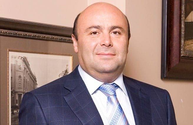 Бывший министр торговли Подмосковья Михаил Хубутия признался в избиении девушки По данным СК, Хубутия сам пришёл к следователю, написал явку с повинной и раскаялся. В ближайшее время суд изберёт ему меру пресечения. Итак, 24 апреля в доме в Одинцовском округе Михаил ударил потерпевшую обухом топоры, следует из приведённой фабулы дела. У девушки зафиксированы закрытый перелом кисти, раны и ушибы. До этого Михаил Хубутия свою вину отрицал.