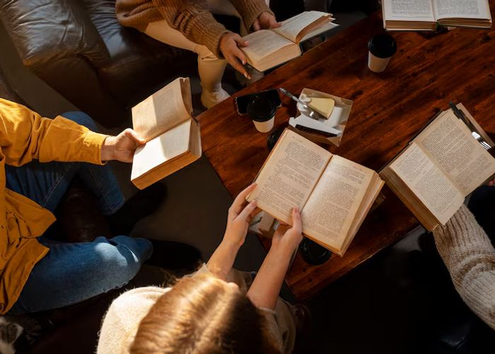 Россияне прочитали или прослушали в среднем 9 книг за год таковы данные опроса российского общества Знание и ВЦИОМа Свыше 100 книг за год прочитали только 2 респондентов