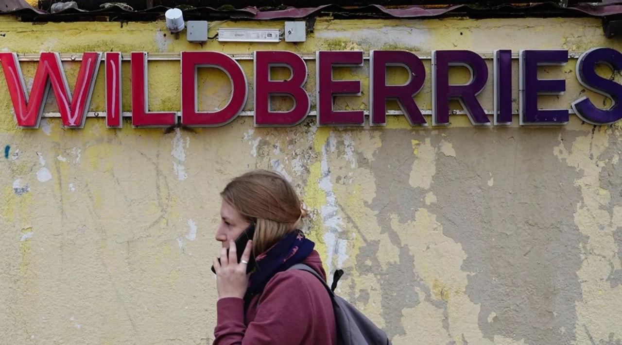 Мошенники научились скамить россиян через Wildberries — они выдают себя за сотрудников компании. Аферисты просят скачать программу для удаленного доступа, чтобы «решить проблему с заказом». Схема устроена следующим образом: 1. Злоумышленник звонит клиенту маркетплейса и выдает себя за сотрудника службы поддержки. 2. Аферист сообщает о проблемах при оплате, доставке или оформлении заказа. Чтобы решить проблему, он просит жертву установить специальную программу, например AnyDesk или TeamViewer. 3. Приложения предоставляют мошенникам полный доступ к компьютеру или смартфону. Благодаря этому преступники могут совершать любые действия, в том числе оформлять заказы за чужой счет. Предупредите знакомых шопоголиков.