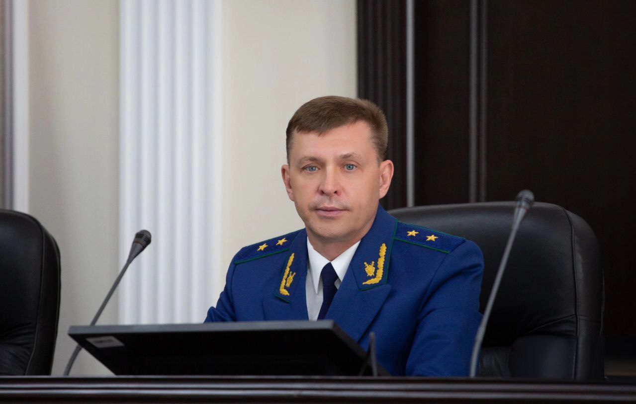 Прокурорами в текущем году вскрыты более 700 нарушений законодательства о социальной защите инвалидов Соблюдение прав граждан с ограниченными возможностями здоровья на особом контроле прокурора края Юрия Немкина. Наиболее распространенными нарушениями в данной сфере остаются уклонение работодателей от квотировании рабочих мест для инвалидов, отсутствие для них необходимой инфраструктуры, ненадлежащее оказание гражданам медицинской и социальной помощи, несвоевременное обеспечение льготными лекарственными препаратами и техническими средствами реабилитации. По требованию прокуратуры: в Минераловодском округе восстановлены права инвалидов на получение услуг по социальным контрактам; в Петровском и Туркменском округах местные жители обеспечены глюкометрами и ортопедическими кроватями; в Труновском округе организован доступ граждан с ограничениями по зрению к библиотечному пункту, а в Георгиевске – к зданию автовокзала; в Ессентуках 16 детских садов обеспечиваются тактильными схемами для слабовидящих и оборудованием для вызова персонала маломобильным воспитанникам. Всего после вмешательства надзорного ведомства в 2025 году более 100 граждан обеспечены техническими средствами реабилитации и специальной гигиены, среди которых кресла-коляски и протезы для полноценной подвижности. Работа по всестороннему обеспечению прав жителей края активно продолжена.