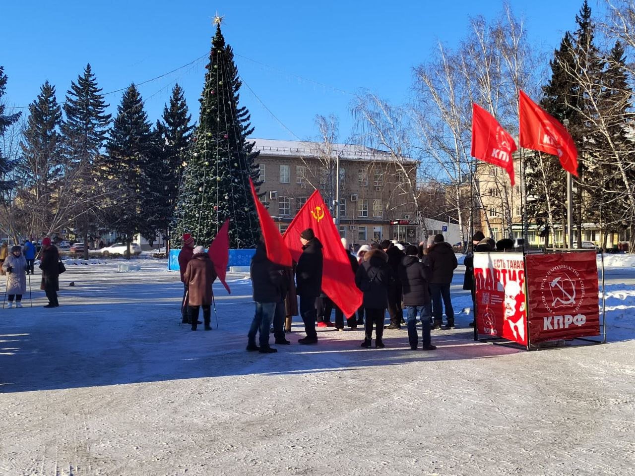 Провели сегодня в Барнауле первый пикет со сбором подписей за отставку министра здравоохранения Алтайского края Дмитрия Попова.   Мёрзли не зря - поговорили со многими барнаульцами, подписей собрали хорошо  считают пока .   Спасибо неравнодушным гражданам, кто оставил подписи, особенно тем, кто ради этого приезжали из других районов города.