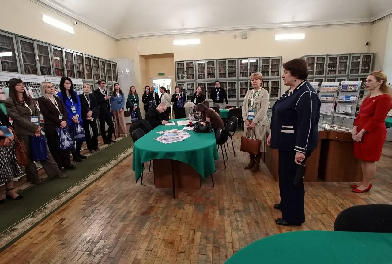 В РГПУ им А И Герцена состоялся семинар по молодежной политике и воспитательной деятельности С 28 по 29 октября на базе РГПУ им А И Герцена прошел 15 по счету семинар в рамках серии встреч для специалистов ответственных за реализацию молодежной политики и воспитательной деятельности Участниками стали 39 представителей из 10 вузов и 3 филиалов России В ходе программы участники обсудили Актуальные вопросы воспитательной деятельности и молодёжной политики Воспитательный потенциал художественного образования Адаптацию первокурсников к образовательной среде вуза Особенности адаптации иностранных студентов Опыт организации физкультурно оздоровительной и спортивной работы со студентами В течение двух дней гости вуза обсудили кураторскую работу с иностранными студентами познакомились с ведущими студенческими объединениями Герценовского университета приняли участие в круглом столе и конкурсе лучших практик Обучение служением посетили выставку Хроники непокоренного города и стали слушателями русского народного оркестра Серебряные струны Благодарим принимающие вузы которые проявили инициативу и стали площадками для проведения серии семинаров молодежь релиз