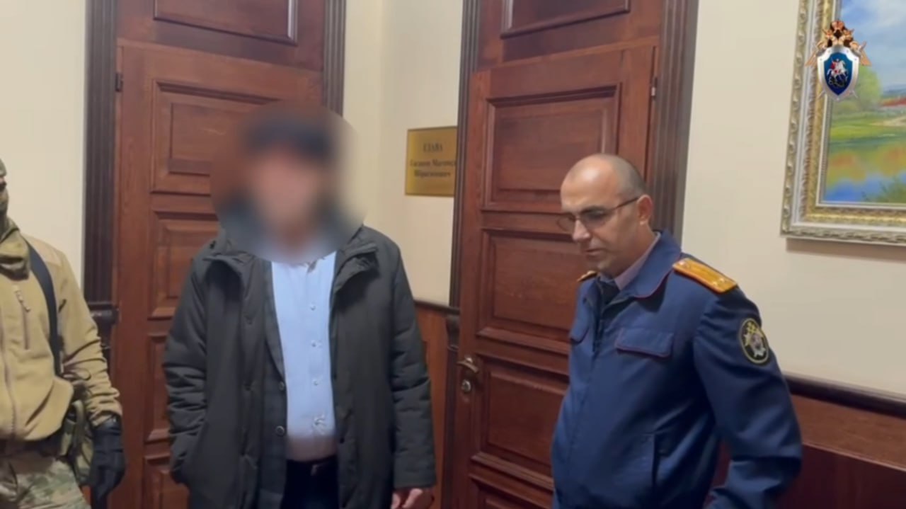 Районные чиновники в Дагестане уличены в нарушении жилищных прав сироты Хунзахским межрайонным следственным отделом возбуждено уголовное дело по факту злоупотребления должностными полномочиями при обеспечении сироты жилым помещением сообщает пресс служба СК по РД По версии следствия в сентябре 2021 года должностные лица администрации Шамильского района зная о существенных дефектах жилого дома в селе Хебда препятствующих его использованию по назначению заключили контракт на его приобретение для последующей передачи сироте При этом администрацией не были проведены обязательные оценка и обследование технического состояния помещения в результате чего приобретенное жилье оказалось непригодным для проживания и не было предоставлено сироте