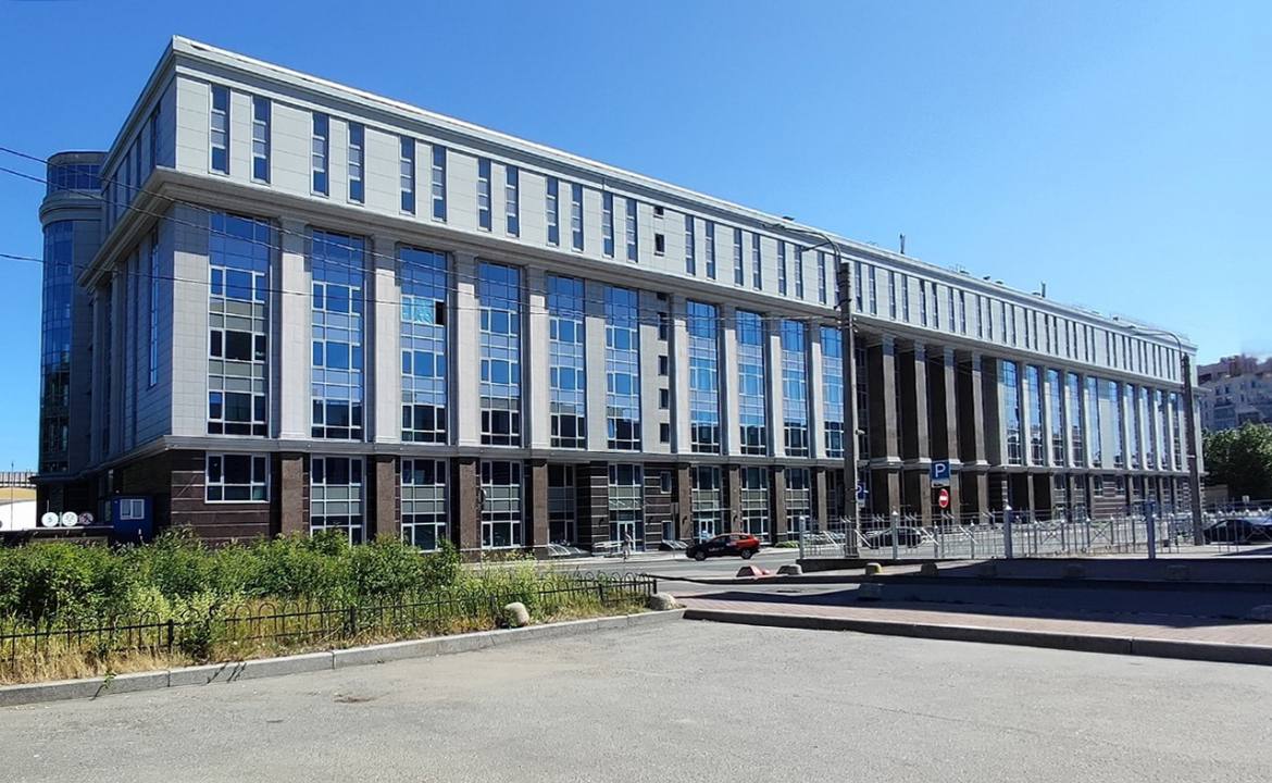 В Петербурге национализировали бизнес центр Левашовский бывшего Метростроя Петроградский районный суд удовлетворил иск генеральной прокуратуры о передаче здания на Левашовском проспекте 11 7 в доход Российской Федерации Иск был подан к владельцам и компании Метрострой Судебное разбирательство длилось менее месяца Прокуратура утверждала что Левашовский построен на бюджетные средства выделенные на строительство метро Здание площадью 37 2 тыс м² официально является спортивным объектом но фактически функционирует как бизнес центр citywalls ru Подписаться на ДП в Telegram MAX