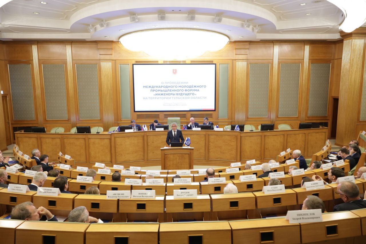 В Тульской области продолжается подготовка к форуму «Инженеры будущего» Об этом сегодня в Москве на расширенном заседании Бюро Союза машиностроителей России и Лиги содействия оборонным предприятиям рассказал Губернатор Дмитрий Миляев. Важным проектом в популяризации профессии инженера, развитии кадрового потенциала отрасли ОПК и машиностроения является ежегодный форум «Инженеры будущего». «С 23 июня по 3 июля Тульская область станет площадкой для проведения XIII Международного молодежного промышленного форума «Инженеры будущего», который примет 1500 участников из более чем 50 регионов РФ, а также из более чем 70 иностранных государств», – сказал Дмитрий Миляев. На территории парк-отеля «Шахтер» ведется активная работа по организации выставочной программы форума, устанавливаются павильоны и шатры, выполняется благоустройство и озеленение территории. Обеспечение безопасности, оказание медицинских услуг и работа экстренных служб будут организованы на высоком уровне. Впервые состоится профильная детская смена «Инженеры будущего». Она пройдет на базе лагеря «Звездный». Ее участниками станут победители и призеры инженерной олимпиады «Звезда». Строительство лагеря продолжается: ведется установка бассейна, оштукатуривание фасадов корпусов жилищного фонда. Завершена укладка новой канализации и подводящего водоснабжения к жилым палаткам, подготовка всех оснований спортивных площадок. На 90 % готов медицинский корпус. Все строительные работы будут завершены в установленные сроки. Образовательная программа лагеря сформирована аппаратом СоюзМаш совместно с «Движением первых» Тульской области. Прорабатывается вопрос проведения очередного заседания бюро Союза машиностроителей России непосредственно в рамках форума «Инженеры будущего» в Тульской области.