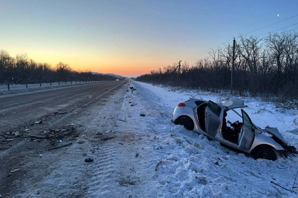 На Ставрополье водитель легковушки погиб после столкновения с грузовиком  Как рассказали в ГАИ, грузовой автомобиль двигался по трассе в Минераловодском округе и внезапно выехал на встречную полосу. Из-за этого фура столкнулась с легковым автомобилем «Киа», в которой находилось два человека.  В результате аварии от полученных травм на мечте скончался 43-летний водитель «Киа». Находившегося в иномарке 22-летнего пассажира госпитализировали в больницу Пятигорска. По факту автоаварии проводится проверка для выяснения всех обстоятельств происшествия.