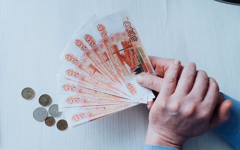 Осудят обнальщиков В Ижевске трое местных жителей предстанут перед судом по обвинению в незаконной банковской деятельности. По версии следствия, обвиняемые оказывали нелегальные услуги по обналичиванию денег. За это время на счета подконтрольных им фирм-однодневок поступило от клиентов более 62 млн руб. Деньги они выводили в наличный оборот и отдавали заказчикам, оставляя себя в качестве вознаграждения 12%. Таким способом они успели заработать более 7 млн руб. Уголовное дело с обвинительным заключением вскоре направят в суд. #Ижевск #Удмуртия
