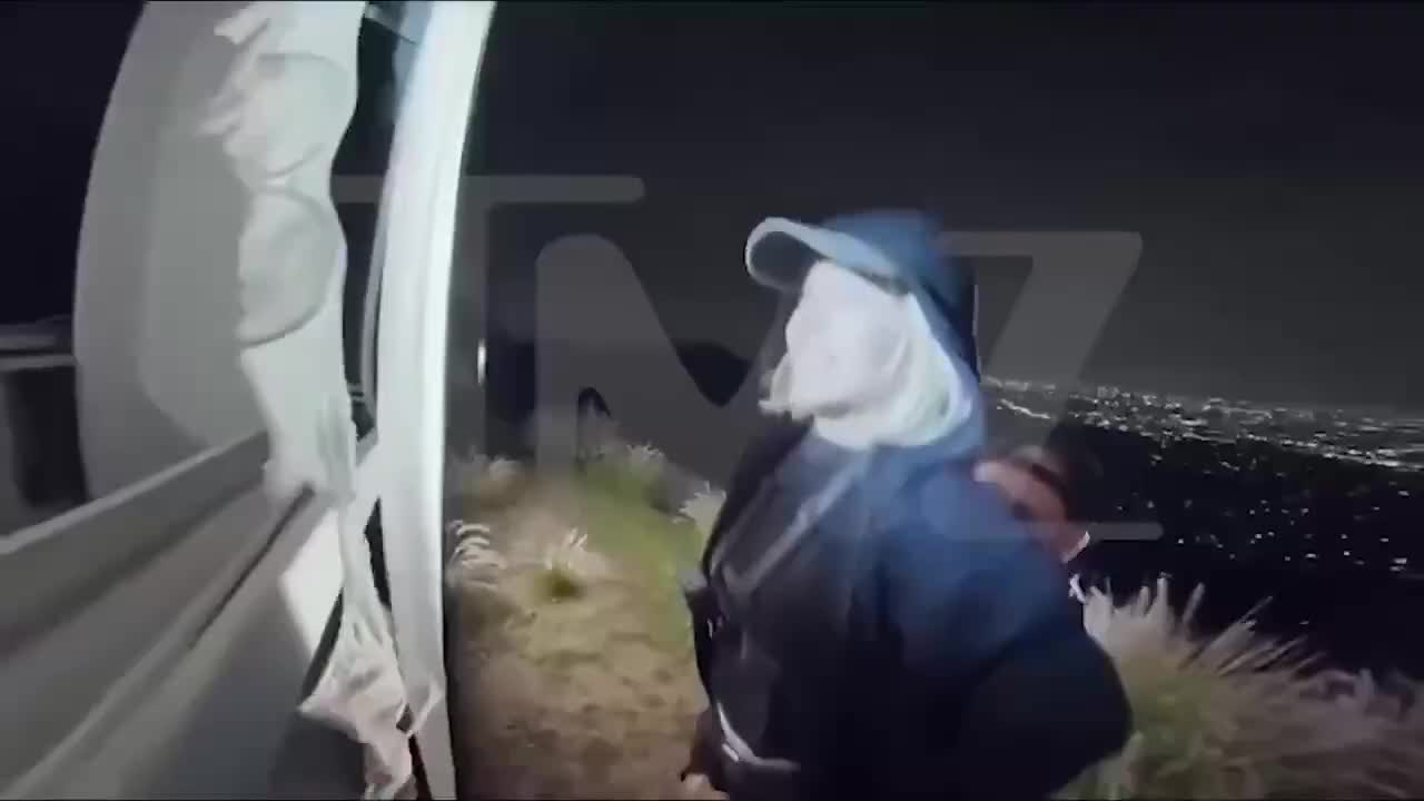 Сидни Суини украсила знак Голливуда бюстгальтерами в преддверии запуска нового бренда