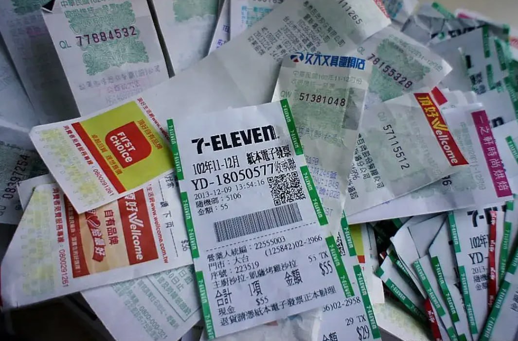 Лотереей по теневому сектору В Госдуме родилась экстравагантная мера защиты экономики от роста теневого сектора Для этого предложено организовать единую регулярную лотерею кассовых чеков так как каждый чек имеет номер и по сути является лотерейным билетом Розыгрыши проходят каждые два месяца а призовой фонд регулярно растет Эта мера хорошо зарекомендовала себя как средство повышения собираемости налогов и борьбы с теневым сектором в экономике поскольку покупатели товаров и услуг самостоятельно и массово начинают требовать от продавцов предоставления кассовых чеков Система работает не только с классическими бумажными но и с электронными чеками пишет в Минфин зампред думского комитета по экономической политике Делягин Подобная лотерея проводится на Тайване КНР с середины прошлого века и по состоянию на конец 2024 года в каждом розыгрыше насчитывается почти два миллиона победителей Сумма призов варьируется от 500 тайваньских долларов около 1 3 тыс рублей до одного миллиона порядка 2 6 млн рублей