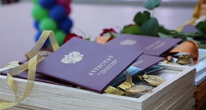 Около четырех тысяч барнаульских одиннадцатиклассников получат аттестаты В пятницу, 27 июня, в краевом центре стартуют торжественные церемонии вручения аттестатов выпускникам 11 классов 2025 года. В этот день документ о среднем общем образовании получат одиннадцатиклассники более 70 общеобразовательных организаций города. В остальных школах торжественные церемонии пройдут в субботу 28 июня. Отметим, что вручение аттестатов состоится в помещениях или на пришкольных территориях городских школ. Сотрудниками правоохранительных органов будет обеспечен высокий уровень безопасности выпускников и их родителей. Также близ образовательных организаций будут дежурить патрули ДПС.