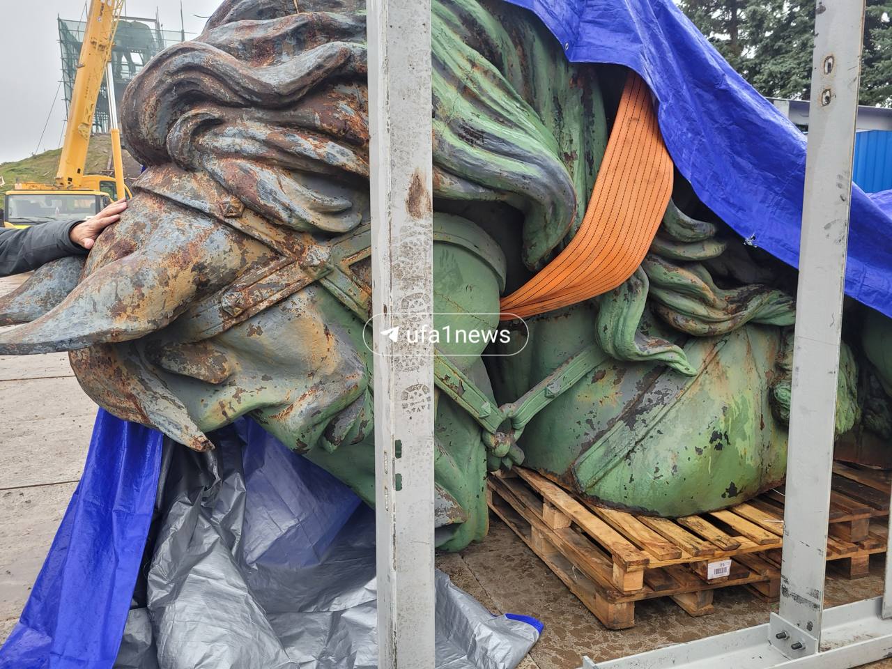 В Уфе сняли голову коня с памятника Салавата Юлаева На постаменте остались только ноги коня Источник ufa1 Подпишитесь на ufa rb