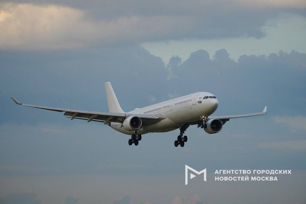 Ситуация с задержками авиарейсов в столичных аэропортах стабилизировалась В Шереметьево и Домодедово задержек нет по одному рейсу отменено Задержки сохраняются в аэропорту Внуково там на данный момент отложено 19 рейсов на вылет Ночью из за снегопада в московских аэропортах было задержано более 150 рейсов Фото АГН Москва