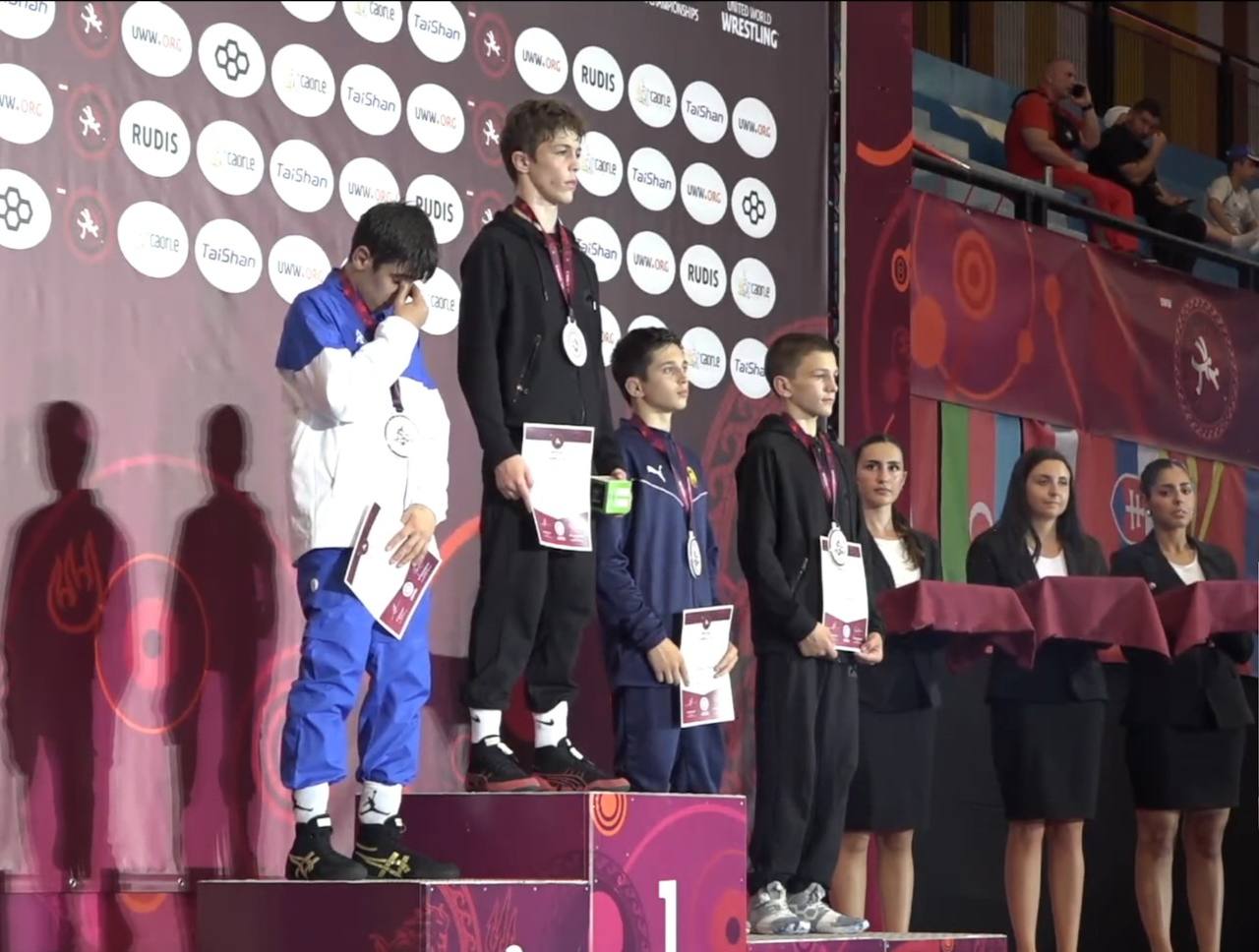 Спортсмен из Домодедово стал бронзовым призёром первенства Европы! В итальянском городе Каорле проходило первенство Европы по вольной борьбе среди юношей до 16 лет. В составе спортивной сборной команды РФ в соревнованиях участвовал домодедовец Ислам Гурбанов, обучающийся в спортивной школе олимпийского резерва «Олимп». В ходе упорной борьбы Ислам одержал победу над спортсменами из Армении, Турции, Украины. Со счетом 11:0 Ислам выиграл у соперника из Косово и стал бронзовым призёром первенства Европы. Поздравляем спортсмена с таким высоким результатом и желаем идти ещё дальше! Только вперёд! Администрация Домодедово Подписаться