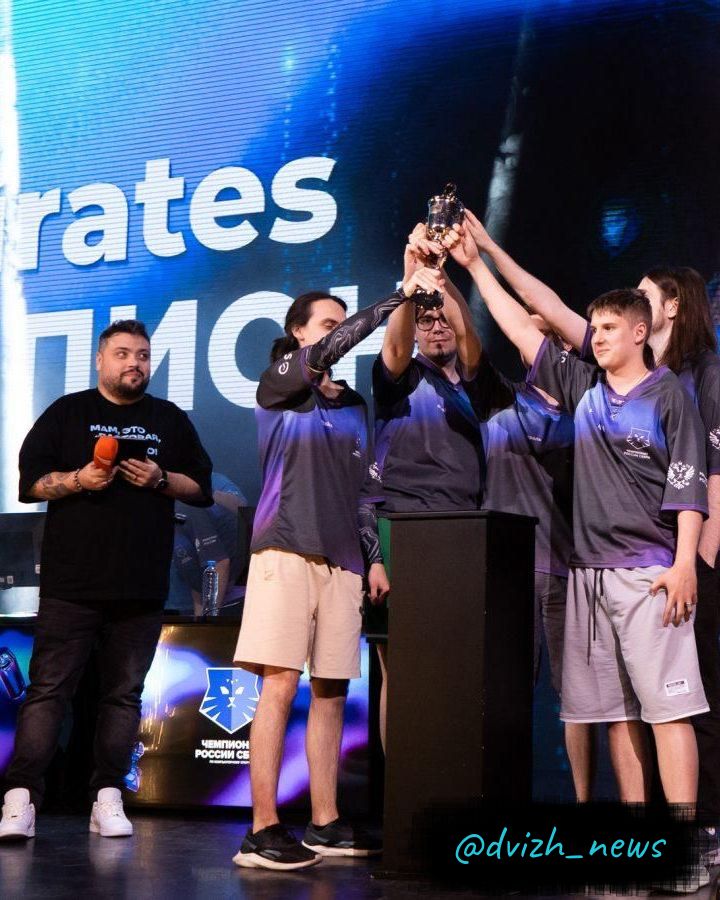 Российские чемпионы Dota 2: триумфальная победа! В мире киберспорта произошло грандиозное событие: команда 4Pirates из Тамбовской области стала чемпионом года в России. В захватывающем финале они одержали победу над соперниками из Хакасии, командой 20Twice, с убедительным счётом 2:0. Команда-победитель получит внушительный денежный приз в размере 1 миллиона рублей. Особую награду получил Руслан Otaker Алиуллов, которому присвоено звание лучшего игрока турнира. Ему будет вручён дополнительный приз — 100 тысяч рублей. За третье место боролись команды из Москвы, где сильнее оказалась AFK30, победив Prime Time. #Киберспорт #Dota2 #ЧемпионатРоссии #Победители Поддержать канал: Boost Канал: Журнал «Движ»
