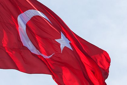 В Турции высказали желание провести встречу лидеров России и США Турция готова к проведению встречи лидеров России и Соединенных Штатов на своей территории при согласии сторон. Об этом рассказал РИА Новости дипломатический источник в Анкаре. «Почему нет? Турция сегодня выполняет роль центра дипломатии, Турции и ее лидеру Реджепу Тайипу Эрдогану — прим "Лента. ру" доверяют обе стороны», — отметил он. По мнению собеседника агентства, при готовности и согласии сторон организовать такую встречу в Турции возможно. Опыт переговоров РФ и США на территории Турции уже имеется. Ранее в правящей партии Турции рассказали, что выбор Стамбула как площадки переговоров России и Штатов не случаен, встречи представителей двух государств будут далее проводиться в Турции. Помимо этого, взгляд Турции на российско-американские переговоры основан на справедливости, страна не преследует здесь никаких целей.