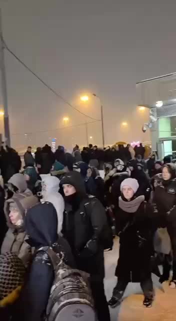 Затруднения на МКАД из-за буксующих фур в условиях снегопада