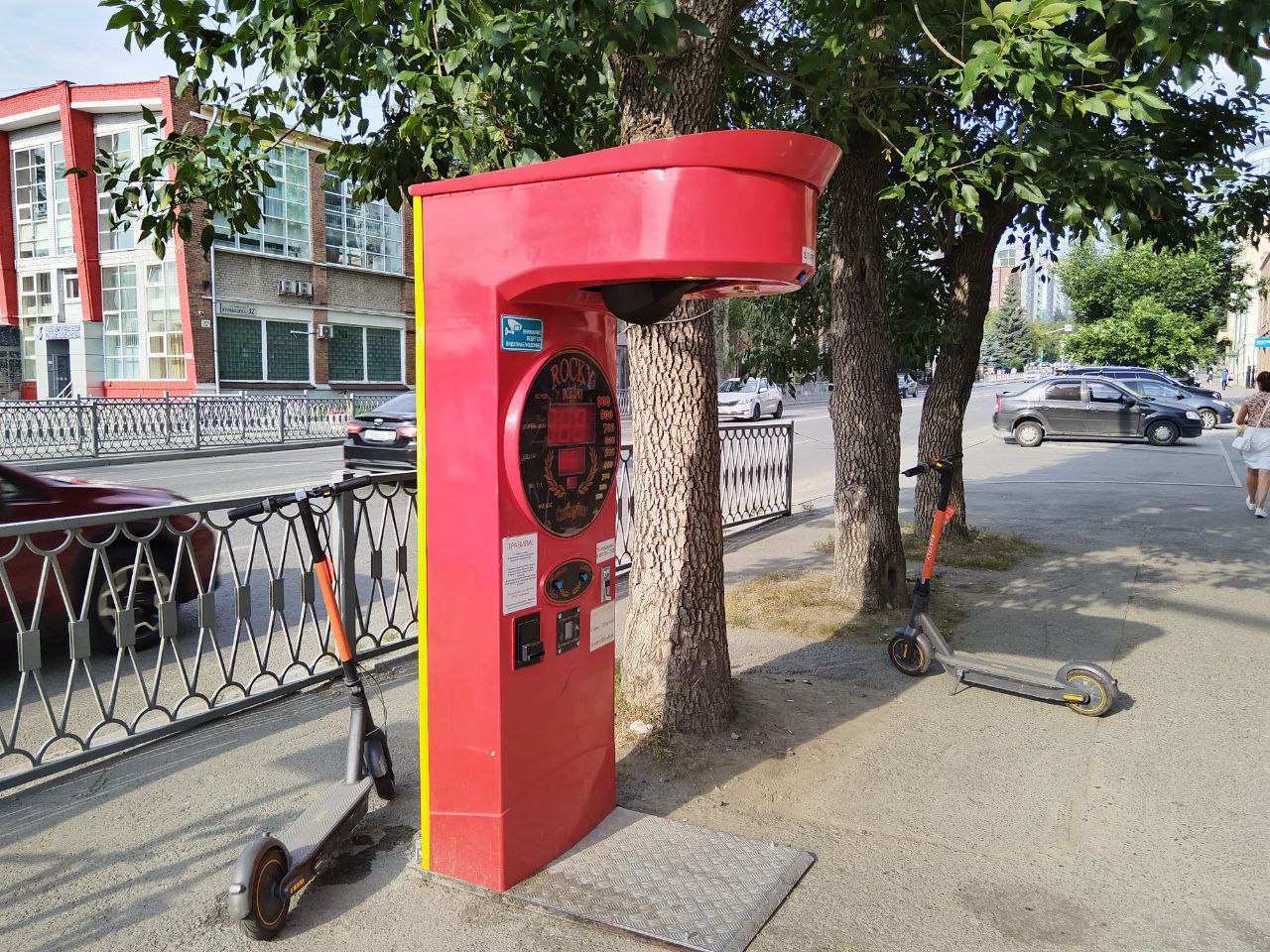 Власти Екатеринбурга утвердили новый порядок выноса незаконных аттракционов с улиц города На их демонтаж будет отводиться три часа Поправки в Порядок выявления выноса хранения и возврата законным владельцам объектов движимого имущества незаконно размещенных на территории муниципального образования город Екатеринбург утвердил глава города Алексей Орлов В уведомлении о выносе незаконно размещенного объекта устанавливается срок для осуществления выноса такого объекта законным владельцем либо его представителем в добровольном порядке который составляет для незаконно размещенных объектов развлекательного характера три часа с момента размещения на информационном щите или поверхности такого объекта уведомления о его выносе сказано в документе Также в документе указано что под действие правил подпадают сезонные аттракционы в том числе аттракцион для детей детские машинки электромобили или педальные автомобили и их ограждения пункты проката инвентаря в том числе спортивного детских машинок временные сооружения и или временные конструкции предназначенные для хранения нахождения инвентаря в том числе спортивного детских машинок тиры стрелковые силомеры и другие устройства для развлечений