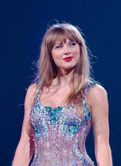 Тейлор Свифт вошла в Зал славы авторов песен в США Она стала самой молодой женщиной когда либо принятой в него Из мужчин только Стиви Уандер был удостоен этой чести в более раннем возрасте 32 года ВПШ