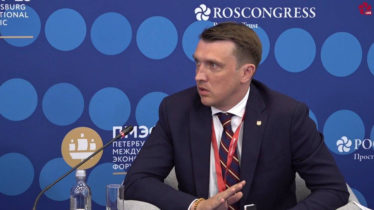 Выступил с докладом на панельной дискуссии, посвященной роли малых и средних предприятий для торгово-экономического сотрудничества России и Китая. В работе сессии приняли участие Специальный представитель Президента Российской Федерации по связям с международными организациями для достижения целей устойчивого развития Борис Титов, Чрезвычайный и Полномочный Посол Китайской Народной Республики в Российской Федерации Чжан Ханьхуэй, президент Союза китайских предпринимателей в России Чжоу Лицюнь, представители Российско-Китайского Комитета дружбы, мира и развития, Содружества межпарламентской ассамблеи СНГ, предпринимательского сообщества России и Китая. Китай остается ведущим торговым партнёром Томской области. На Китай приходится почти четверть внешнеторгового оборота. По итогам прошлого года товарооборот с Китаем вырос на 6 % и в этом году наблюдается ускорение растущего тренда,как в импорте, так и в экспорте. В несырьевом секторе отмечается рост экспорта продукции пищевой промышленности в первом полугодии этого года на 25 %. Для Томской области тема участия МСП в экспортной деятельности особенно важна, поскольку у нас более 95% экспортеров – это компании малого и среднего бизнеса. Они обеспечивают примерно 60% всего экспорта региона. Успех на сверх конкурентном рынке Китая возможен только при наличии качественного продукта, который будет упакован в уникальное торговое предложение для китайского потребителя, например, томская продукция из дикоросов. Вице-губернатор указал на необходимость адаптации товара при выходе на внешние рынки с учетом местных предпочтений и рассказал об успешном опыте томской компании «Эскимос», представившей на азиатский рынок не только классическое мороженое, но и безлактозные сорбеты. Примером успешного использования разных элементов системы национального продвижения является компания «Томские мельницы», демонстрирующая впечатляющие результаты во внешней торговле. В этом году предприятие стало победителем регионального конкурса «Экспортер года» в номинации «Экспортер продукции АПК и пищевой промышленности».