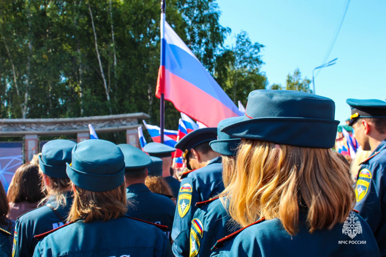 Сотрудники МЧС Югры приняли участие в патриотическом митинг концерте в День флага В Ханты Мансийске для жителей и гостей округа артисты Культурно досугового центра Октябрь развернули митинг концерт с патриотическими песнями в парке Бориса Лосева Также здесь расположилась площадка Ханты Мансийск фронту которая посвящена поддержке участвующих в специальной военной операции МЧС ХМАО Югры mchs86UGRA Подписывайся на МЧС России в Telegram MAX МЧСЮгры МЧСРоссии
