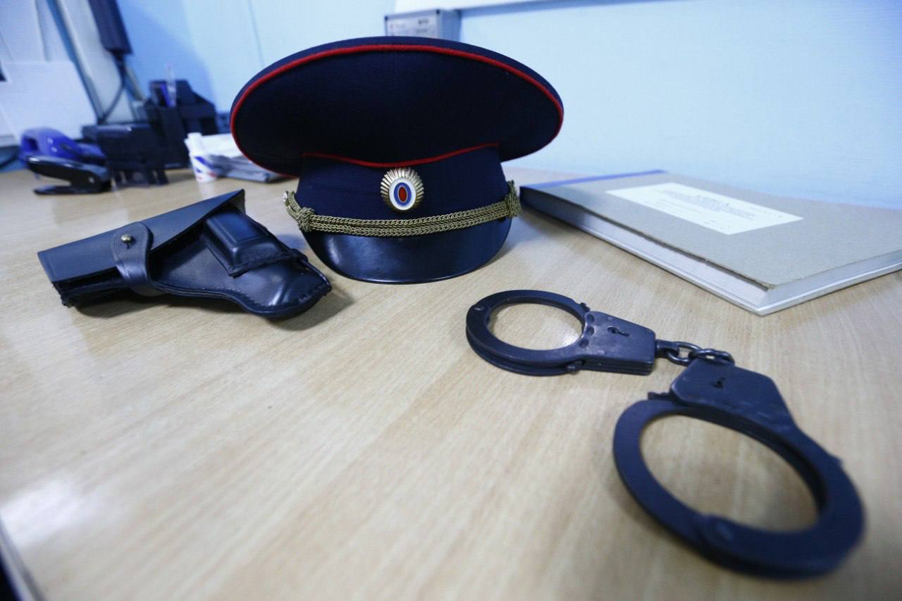 Апгрейд авто за чужой счёт не удался В Юбилейном микрорайоне Краснодара обокрали припаркованную у дома легковушку Утром владелец обнаружил пропажу видеорегистраторов магнитол сабвуферов аккумулятора и другой техники ущерб превысил 102 тысячи рублей Полицейские нашли подозреваемого и задержали его в Северском районе Это 24 летний житель села Калужского Он рассказал что был пьян вскрыл машину отмычкой загрузил всё в своё авто и уехал Украденное хотел использовать для себя Теперь молодому человеку грозит уголовное дело Кубанские Новости   Мы в MAX