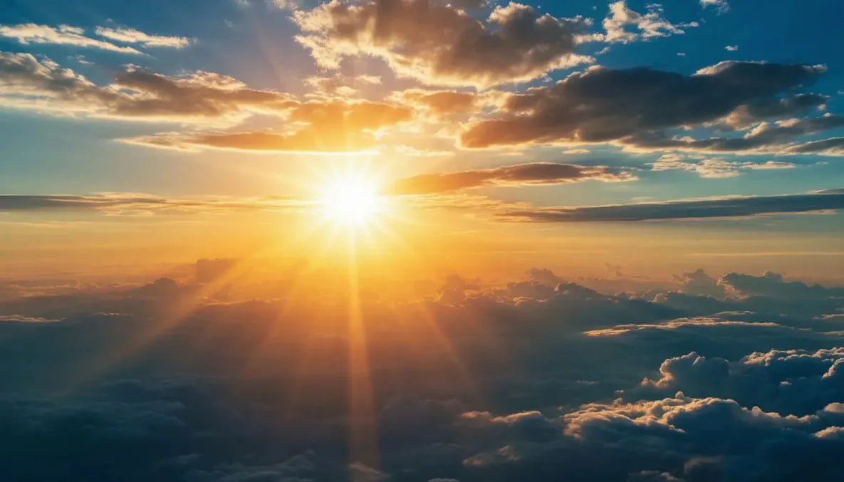 Самый короткий световой день года наступит 21 декабря Самый короткий световой день года в Северном полушарии Земли 21 декабря наступит День зимнего солнцестояния Солнце двигаясь по эклиптике достигнет самой удаленной точки от экватора в Южном полушарии небесной сферы 21 декабря 2025 года в 18 03 мск После этой даты каждые новые сутки начнут постепенно прибавлять в свете Так если 21 декабря продолжительность дня составит 6 часов 59 минут то уже к концу декабря день увеличится до 7 часов 05 минут К новому году к 1 января 2026 года продолжительность светового дня увеличится на 7 5 минут Интересна предстоящая длинная ночь и тем что озарять темное небо будут Урсиды В пик метеорного потока ожидается до 10 метеоров в час todaykhv