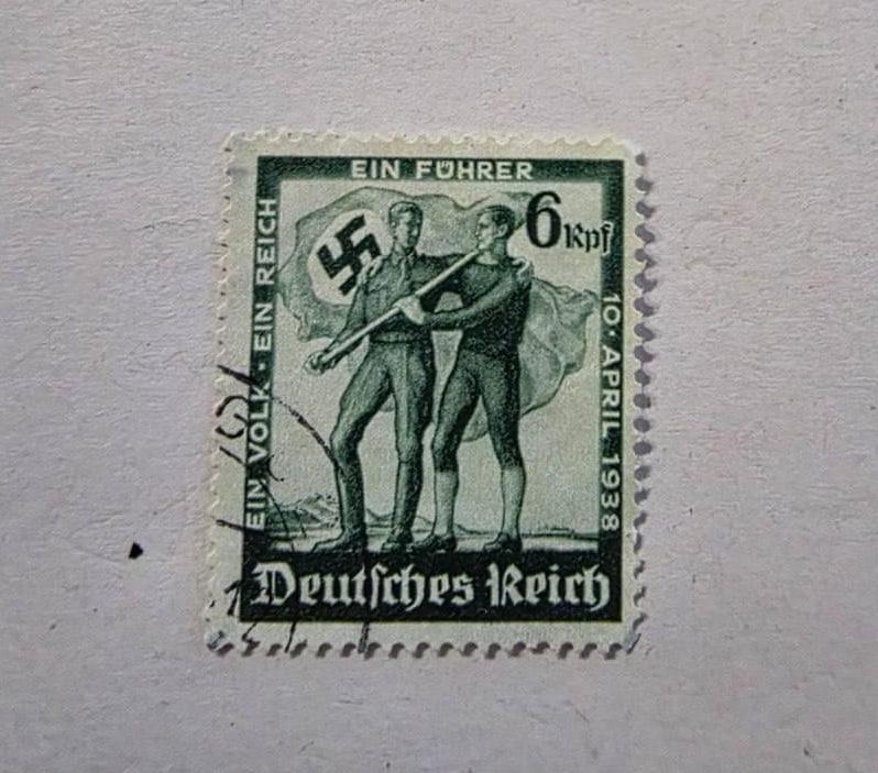 Украинских филателистов поймали на границе с Польшей при попытке ввоза нацистских марок На границе с Польшей таможенники пресекли попытку незаконного ввоза на Украину 14 тысяч почтовых марок с Гитлером и нацистской символикой Ориентировочная стоимость изъятой коллекции на теневом рынке составляет более 1 5 млн гривен 3 млн