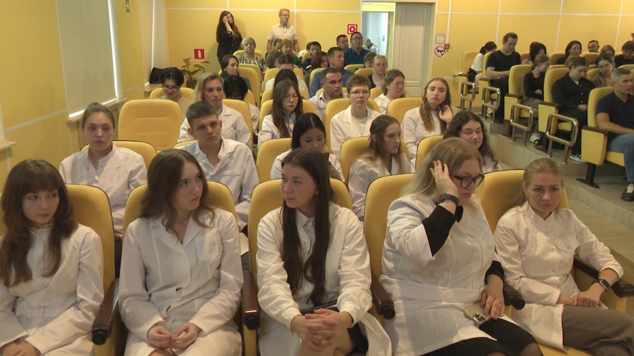На Сахалине открылся филиал Тихоокеанского медицинского университета который позволит будущим медикам получать высшее образование не выезжая из региона В торжественной обстановке первые 33 студента получили студенческие билеты и начнут обучение по специальности лечебное дело на базе медучреждений Южно Сахалинска Преподавать будут 20 специалистов как местных так и из Владивостока Филиал планирует конкурс Фиджитал квест с использованием виртуальной реальности в котором примут участие более 150 студентов Выпускники гарантированно найдут работу в медучреждениях Сахалинской области