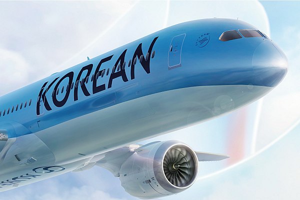 Авиакомпания Korean Air закажет у Boeing 103 новых самолета Южнокорейский авиаперевозчик Korean Air намерен приобрести у американской компании Boeing 103 новых самолета на сумму 36 2 млрд Об этом сообщает ТАСС со ссылкой на агентство Yonhap В Вашингтоне Korean Air подписала с Boeing меморандум о взаимопонимании в котором обозначено намерение приобрести 103 лайнера Самолеты будут переданы до 2030 года Аналогичный документ южнокорейская авиакомпания заключила с GE Aerospace о поставках 19 запасных двигателей и об их долгосрочном обслуживании Стоимость последней сделки оценивается в 13 7 млрд В июле прошлого года Korean Air подписала меморандум о намерении приобрести 50 самолетов у Boeing Как отмечает агентство News1 в совокупности с учетом последнего меморандума южнокорейские авиалинии закажут 153 самолета Также отмечается что Korean Air рассчитывает с помощью таких сделок превратиться в мегаперевозчика aviaru net n286953