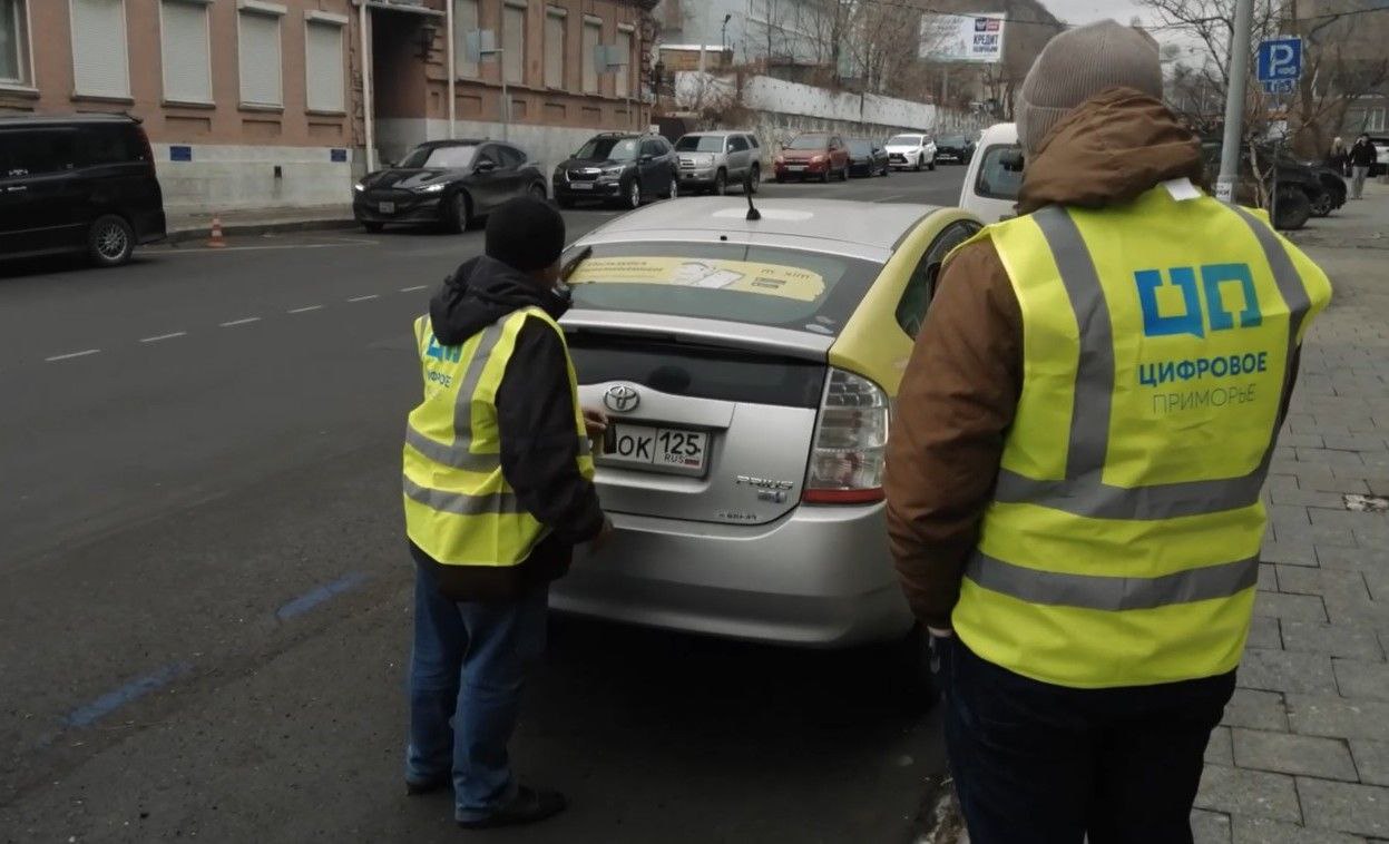 В 2024 году за муниципальные парковки Владивостока не заплатили более 50000 раз    За 12 месяцев 2024 года было зафиксировано 54588 фактов отсутствия оплаты за использование городских парковочных пространств. Максимальное количество случаев нарушений правил муниципальных парковок было отмечено в феврале – 10888. Минимальное – в июле - 1843.   За январь-декабрь 2024 года городскими административными комиссиями было выставлено штрафов на сумму, превышающую 70 млн рублей. За этот же период времени 18725 материалов на неплательщиков штрафов было передано судебным приставам.  ‼ Неоплаченная парковочная сессия на муниципальных парковочных участках Владивостока является административным правонарушением. Материалы о фактах нарушения правил городских парковок составляются муниципальными административными комиссиями.     Штраф за такое нарушение – 1500 рублей. Денежные средства, поступающие в виде штрафов, в 100% объеме идут в бюджет города.