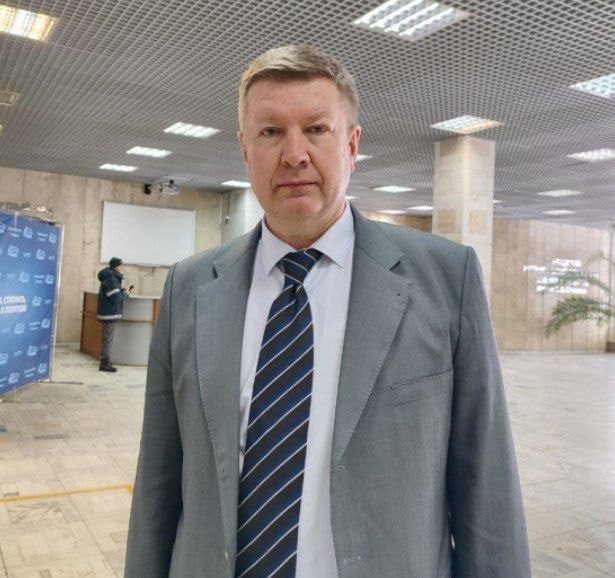 По информации источника Simbirsk.city, директор регионального оператора капитального ремонта - фонда модернизации жилищно-коммунального комплекса Ульяновской области Андрей Ещеркин покинул пост. Господин Ещеркин родился в 1971 году в Димитровграде. В 1990 году окончил Димитровградский машиностроительный техникум по специальности «техник-технолог». В 2007 году получил высшее образование в Ульяновском государственном университете по специальности «Экономика и управлением на предприятии», экономист-менеджер. В 2010 прошёл переподготовку, окончив Московский государственный строительный университет направление – «МВА в строительстве . В 2022 году окончил НОУ Самарская гуманитарная академия по специальности «Юриспруденция». Трудовую деятельность начал с 1989 года. С 1990 по 1992 год служил в Вооружённых Силах. В 2004 году назначен заместителем генерального директора по производству, а затем – генеральным директором в ООО «Завод легких стальных профилей», в этой должности трудился до середины 2011 года. С 2011 по 2014 год являлся исполнительным директором ООО «Оконная компания «Олимп» Владимир . С 2016 по 2022 года был генеральным директором в ООО «Завод модульных Теплоэнергосистем» Нижний Новгород . С апреля 2023 года по июнь 2024 года работал в фонде модернизации ЖКК Ульяновской области на должности заместителя директора по инженерно-техническим вопросам – начальника отдела реализации ПКР и работе со специальными счетами. С 18 июня 2024 года был утверждён в должности директора Фонда модернизации ЖКК Ульяновской области.