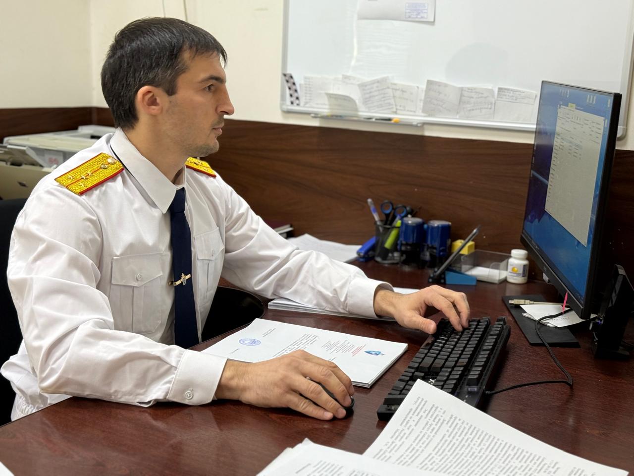 Жительница г. Хасавюрт признана виновной в причинении смерти по неосторожности Доказательства,собранные Хасавюртовским межрайонным следственным отделом СУ СК России по Республике Дагестан, признаны судом достаточными для вынесения приговора местной жительнице. Она признана виновной в совершении преступления, предусмотренного ч. 1 ст. 109 УК РФ. По версии следствия и суда, 6 января 2025 года подсудимая, находясь дома, грубо нарушила правила бытовой безопасности. Она оставила на полу электрическую кастрюлю с кипящим бульоном, доступную для своей малолетней дочери. Ребенок, оставленный без присмотра, поскользнулся и упал в кастрюлю, получив тяжкие ожоги. Несмотря на экстренную госпитализацию, подсудимая отказалась от дальнейшего стационарного лечения. В результате отсутствия квалифицированной медицинской помощи 12 февраля 2025 года девочка скончалась. Суд вынес подсудимой приговор и назначил наказание в виде ограничения свободы сроком на 8 месяцев.