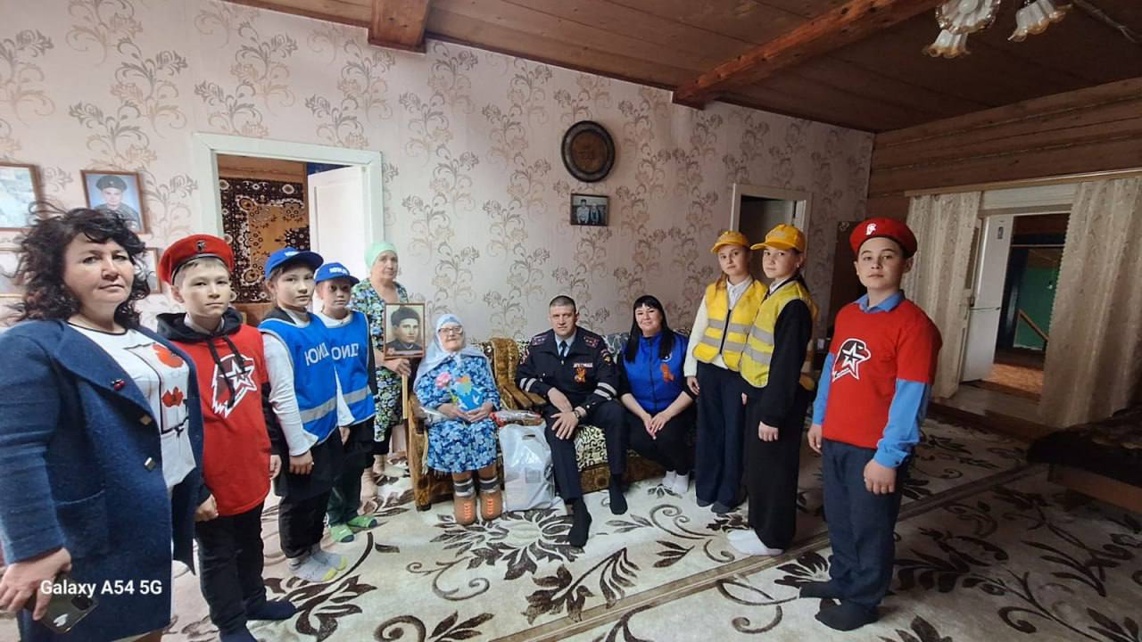 Госавтоинспекция Татарстана: Память и безопасность – два крыла Победы В Агрызском районе юные инспекторы движения поздравили 98-летнюю ветерана тыла Кариму Шайхуллахметовну с Днем Победы. Ребята с интересом слушали ее воспоминания о военных годах. Встреча стала уроком патриотизма для школьников. В Атнинском районе состоялась встреча с студентами техникума. Им напомнили о важности бережного отношения к памяти предков и необходимость неукоснительного соблюдения ПДД, особенно в праздничные дни. В Нижнекамске почтили память павших, возложив цветы к Монументу Победы и изучив экспозиции музея под открытым небом. В Бугульме напомнили жителям о правилах безопасности на дорогах, объединив патриотическое воспитание и практические навыки безопасного поведения. Акция «Дороги Победы» – это не просто мероприятия, а символ памяти и ответственности, напоминающий о том, что мир и безопасность – это результат подвига героев прошлого и бдительности каждого из нас сегодня.